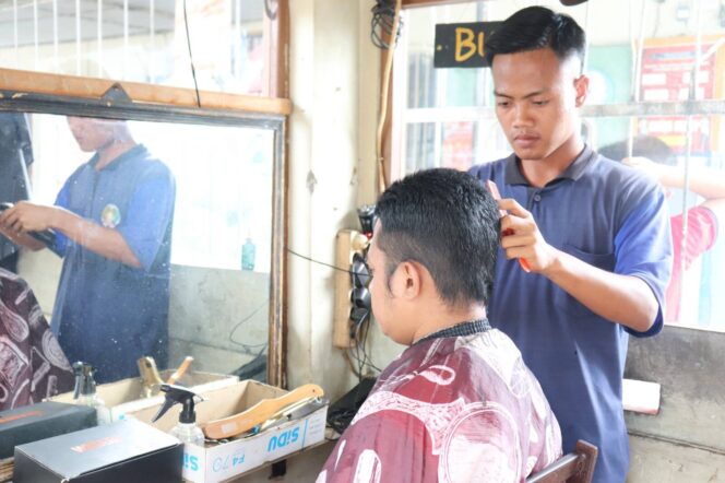 
Barbershop Rutan Kraksaan Jadi Sarana Pembinaan dan Sumber Premi Warga Binaan
