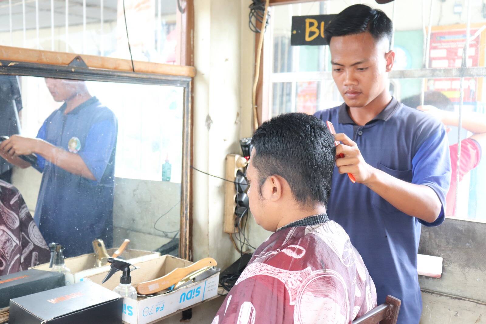 Barbershop Rutan Kraksaan Jadi Sarana Pembinaan dan Sumber Premi Warga Binaan Barbershop Rutan Kraksaan Jadi Sarana Pembinaan dan Sumber Premi Warga Binaan