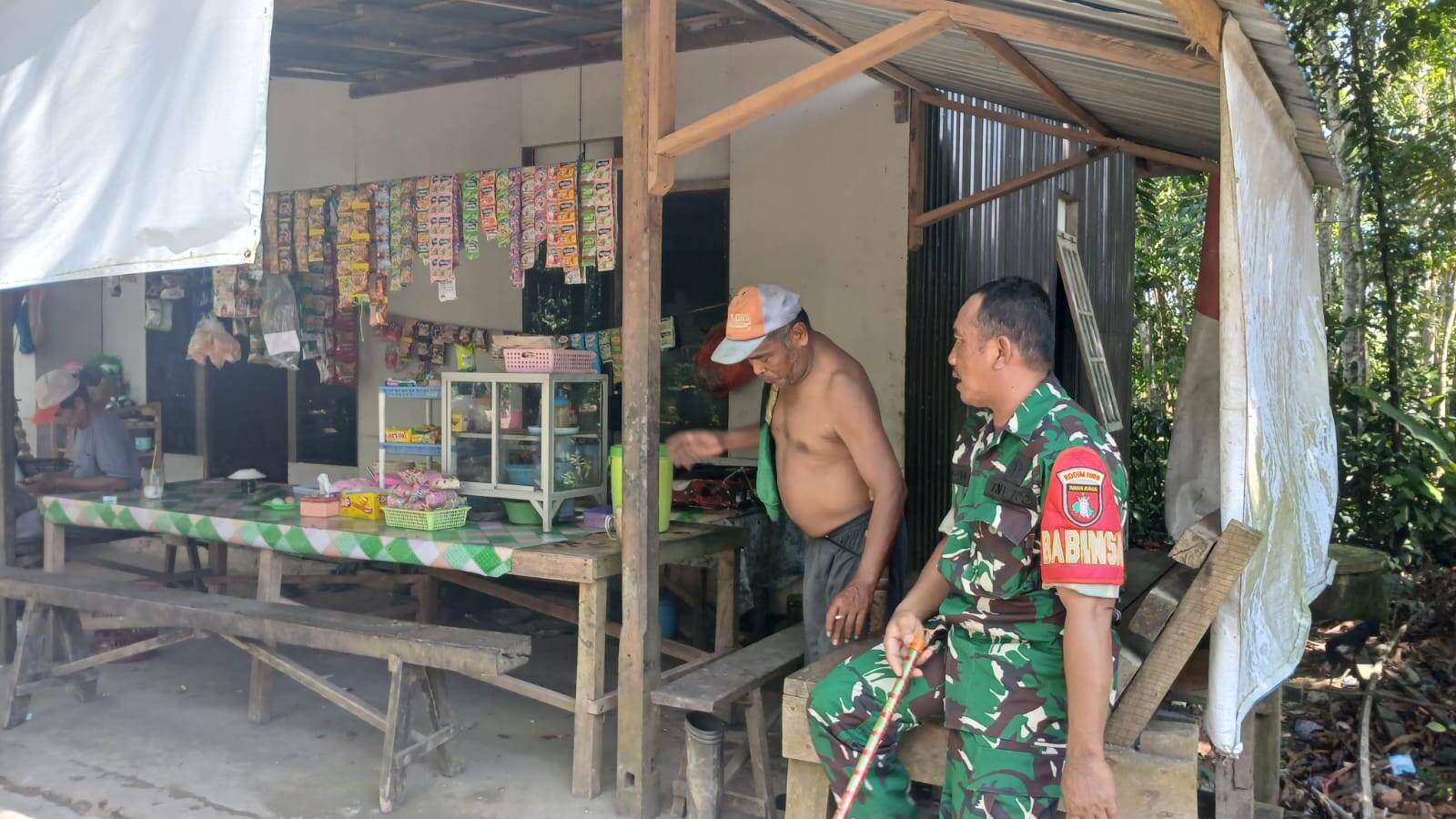 Babinsa Dekat dengan Rakyat, Sertu Solikin Jalin Komsos Bersama Warga Desa Sei Buluh Babinsa Dekat dengan Rakyat, Sertu Solikin Jalin Komsos Bersama Warga Desa Sei Buluh
