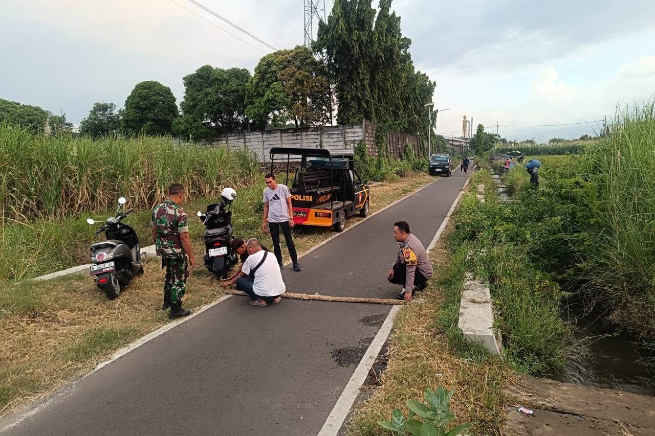 Balap Liar dan Pesta Miras Resahkan Warga, 3 Pilar Kelurahan Pilang Pasang Tali Kejut di Jalan Kerinci Balap Liar dan Pesta Miras Resahkan Warga, 3 Pilar Kelurahan Pilang Pasang Tali Kejut di Jalan Kerinci