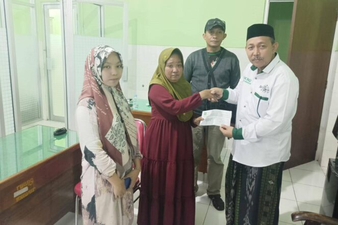 
Kolaborasi LKNU Kraksaan dan Baznas Ringankan Beban Keluarga Pasien Kurang Mampu Selama Kemoterapi di RSSA Malang