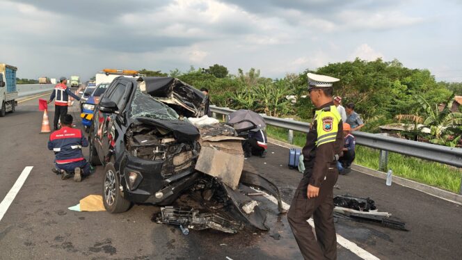 
Tabrakan Keras di KM 834 Tol Pas-Pro, Polisi Evakuasi Empat Korban dan Selidiki Penyebab