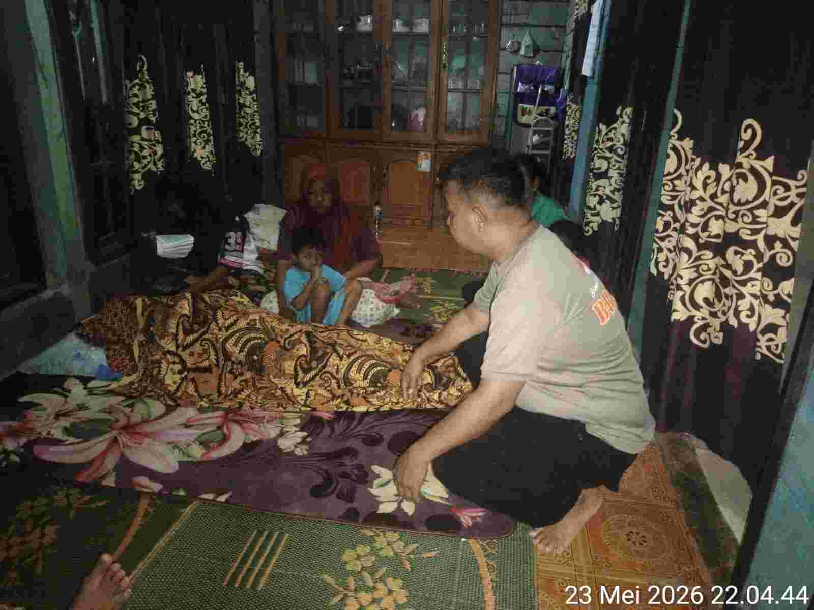 Polsek Bualemo ke TKP Penemuan Mayat di Perkebunan Tikupon Polsek Bualemo ke TKP Penemuan Mayat di Perkebunan Tikupon