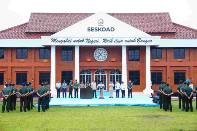
Panglima TNI Dampingi Presiden Prabowo Subianto Resmikan Museum dan Perpustakaan di Seskoad