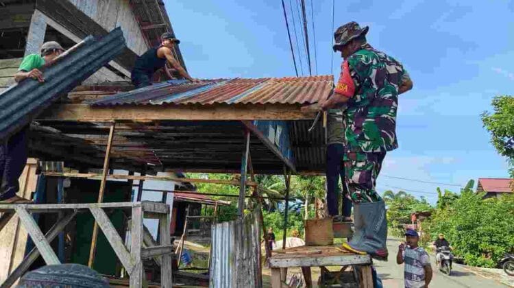 Babinsa Koramil 1002-06/Barabai Jadi Penggerak Rehab Pos Kamling Warga