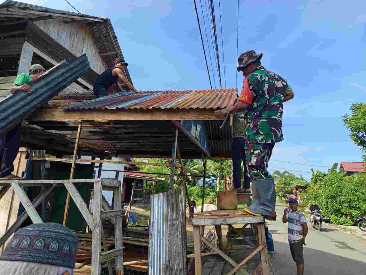 Babinsa Koramil 1002-06/Barabai Jadi Penggerak Rehab Pos Kamling Warga Babinsa Koramil 1002-06/Barabai Jadi Penggerak Rehab Pos Kamling Warga