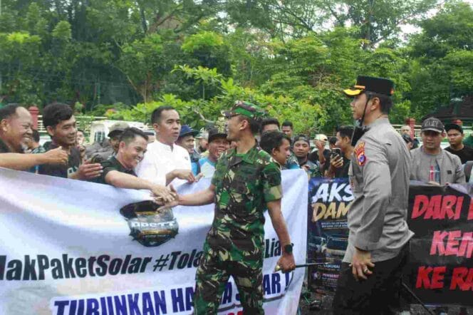 
Forkopimda Tabalong Terima Aspirasi Sopir Truk, Dandim Tekankan Aksi Damai dan Tertib
