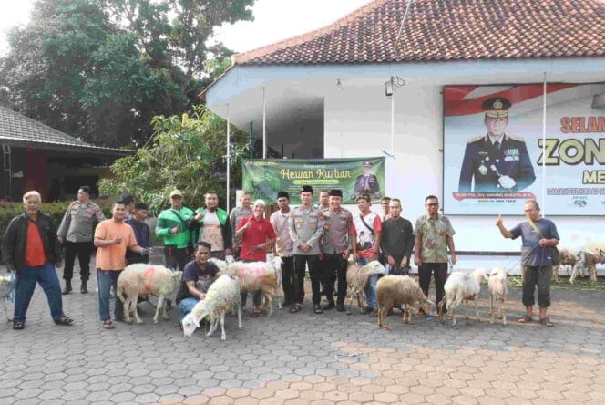 
Idul Adha Penuh Berkah, Polres Probolinggo Kota Salurkan Hewan Kurban hingga Insan Media dan Ojol