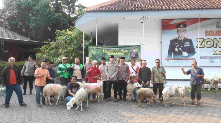 Idul Adha Penuh Berkah, Polres Probolinggo Kota Salurkan Hewan Kurban hingga Insan Media dan Ojol
