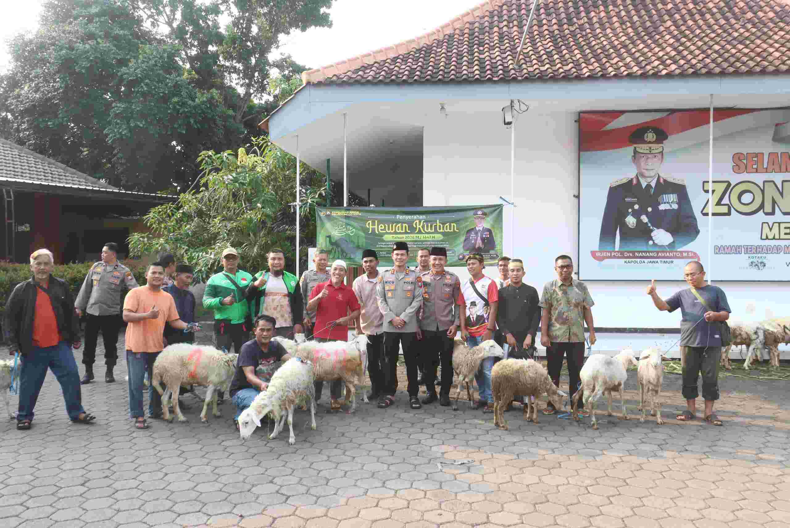 Idul Adha Penuh Berkah, Polres Probolinggo Kota Salurkan Hewan Kurban hingga Insan Media dan Ojol Idul Adha Penuh Berkah, Polres Probolinggo Kota Salurkan Hewan Kurban hingga Insan Media dan Ojol