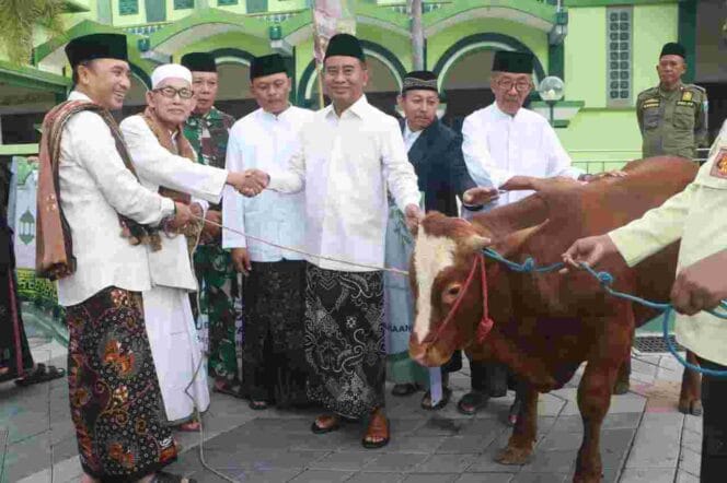 
Ribuan Umat Muslim Sholat Idul Adha 1447 H di Masjid Agung Ar-Raudlah Kraksaan
