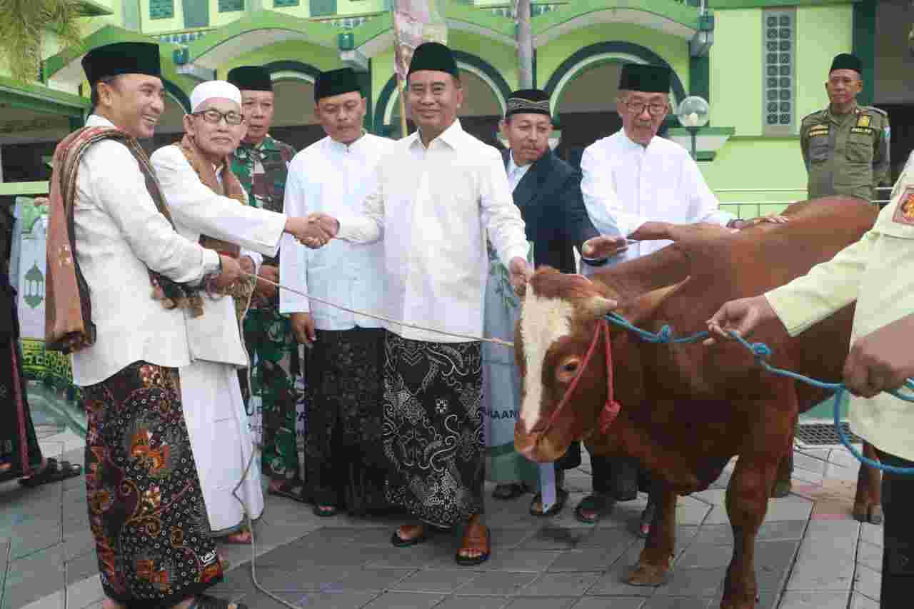 Ribuan Umat Muslim Sholat Idul Adha 1447 H di Masjid Agung Ar-Raudlah Kraksaan