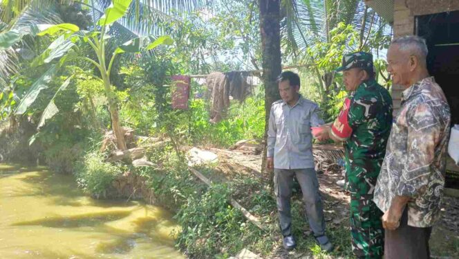 
Babinsa Koramil 1008-05/Kelua–Muara Harus Dampingi Pembudidaya Ikan Patin di Desa Sei Buluh