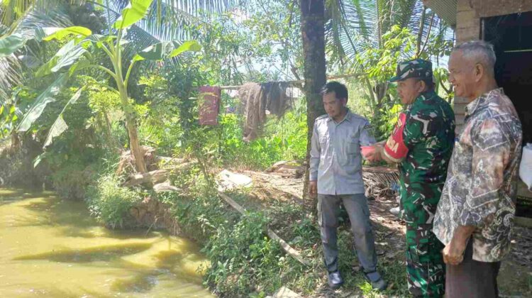 Babinsa Koramil 1008-05/Kelua–Muara Harus Dampingi Pembudidaya Ikan Patin di Desa Sei Buluh