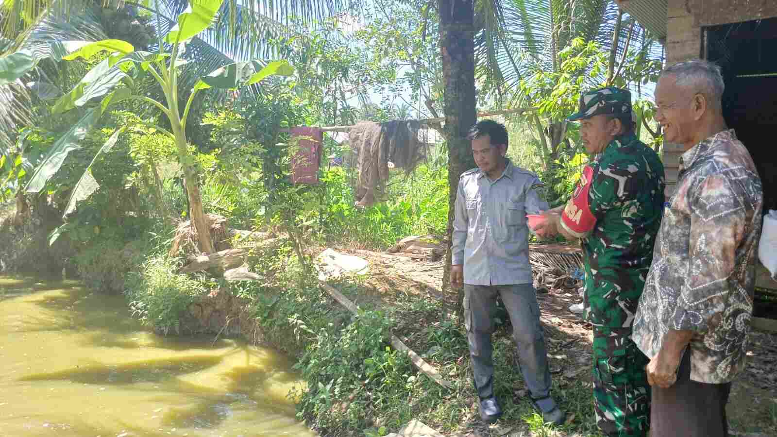 Babinsa Koramil 1008-05/Kelua–Muara Harus Dampingi Pembudidaya Ikan Patin di Desa Sei Buluh Babinsa Koramil 1008-05/Kelua–Muara Harus Dampingi Pembudidaya Ikan Patin di Desa Sei Buluh