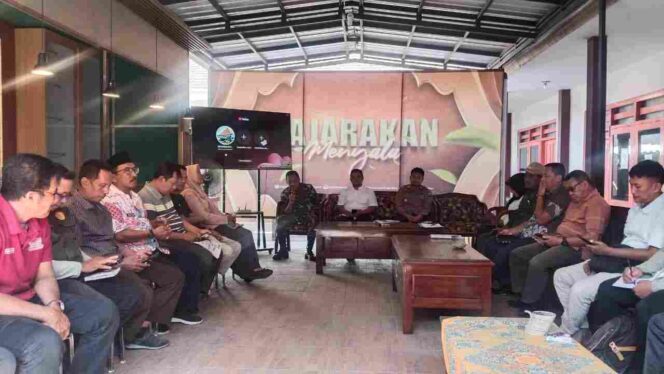 
Koramil Pajarakan Hadiri Rapat Lintas Sektor Tingkat Kecamatan