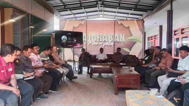 Koramil Pajarakan Hadiri Rapat Lintas Sektor Tingkat Kecamatan