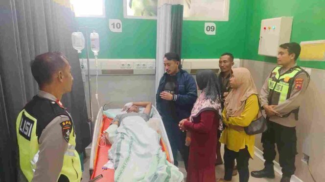 
Cari Pakan Ternak di Atas Pohon, Warga Blora Tersengat Listrik dan Terjatuh dari Ketinggian 8 Meter