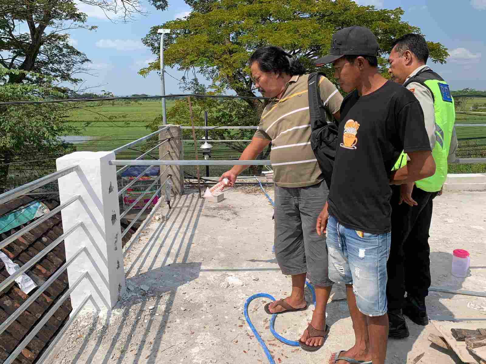 Pasang Pagar di Lantai Dua, Tukang Bangunan di Blora Tersengat Kabel Tegangan Tinggi dan Terpental