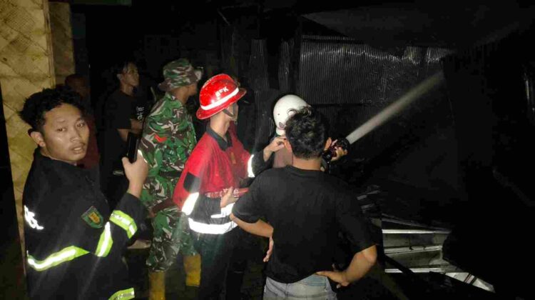 Aksi Sigap Babinsa Koramil 1008-04/Tanta-Murung Pudak Bantu Korban Kebakaran 10 Pintu Bedakan di Desa Kapar