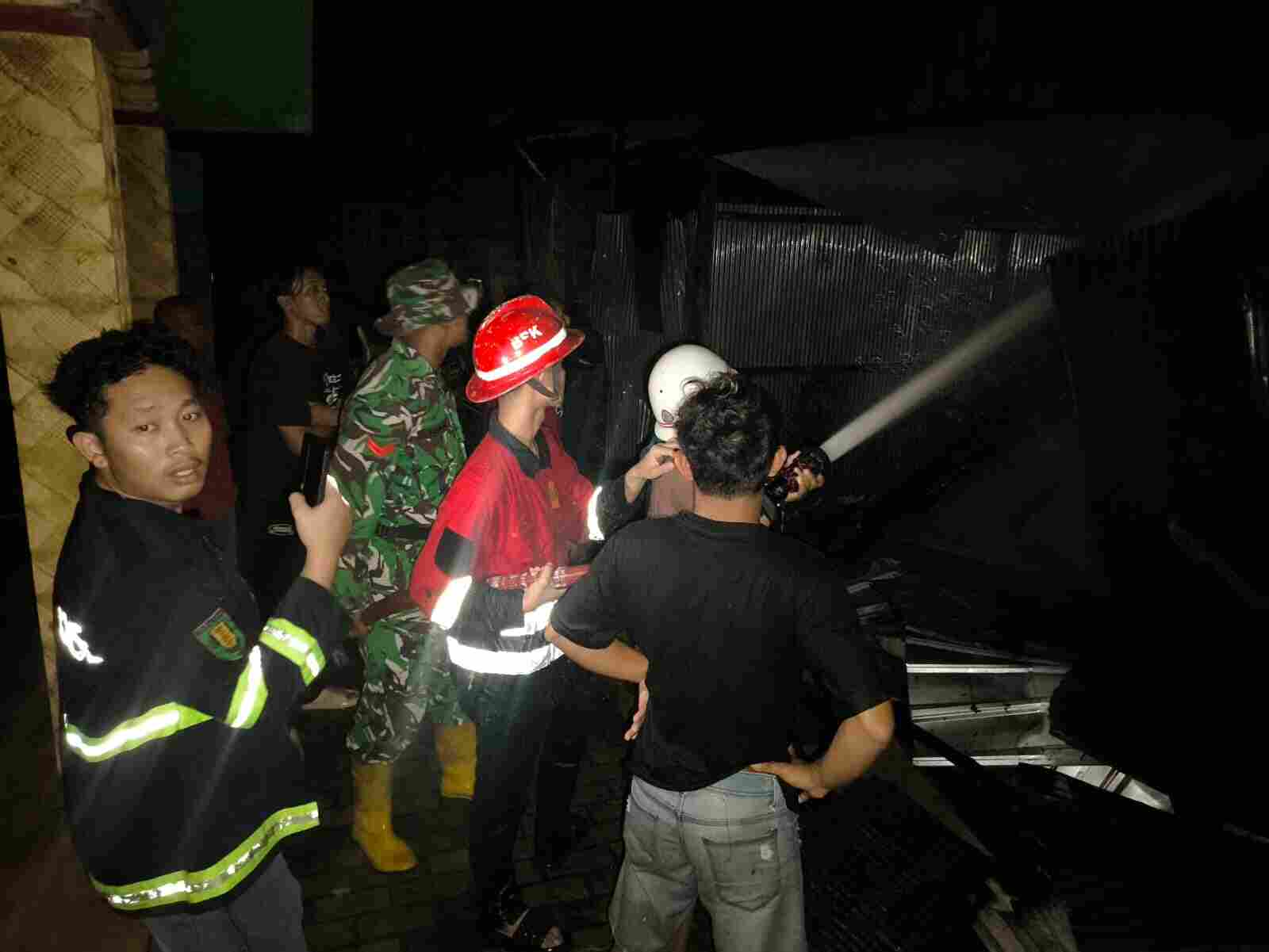Aksi Sigap Babinsa Koramil 1008-04/Tanta-Murung Pudak Bantu Korban Kebakaran 10 Pintu Bedakan di Desa Kapar Aksi Sigap Babinsa Koramil 1008-04/Tanta-Murung Pudak Bantu Korban Kebakaran 10 Pintu Bedakan di Desa Kapar
