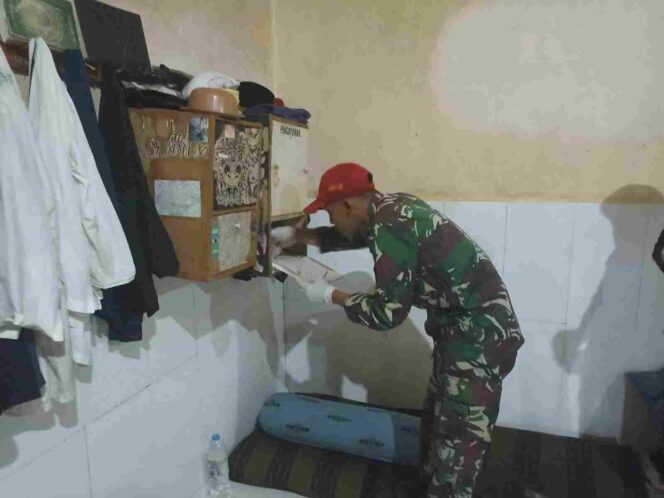 
Koramil Kraksaan Bersama Sejumlah Pihak Lakukan Pemeriksaan Dan Penggeledahan Di Lapas Kraksaan