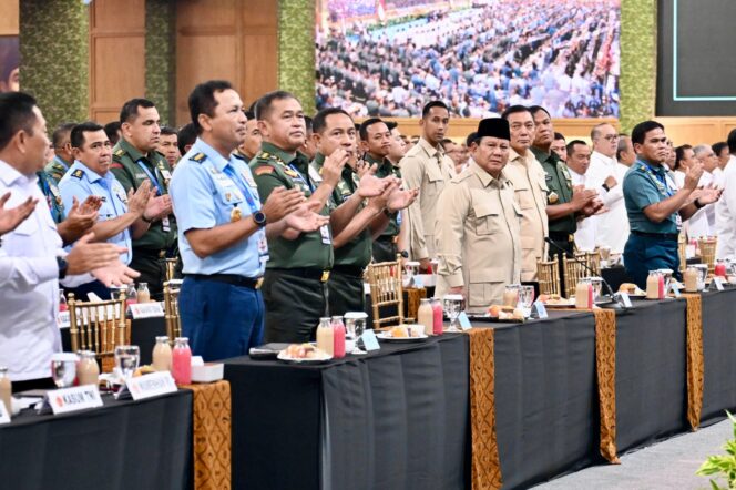 
Panglima TNI Dampingi Presiden Berikan Taklimat kepada 1.500 Komandan Satuan TNI di Unhan Bogor