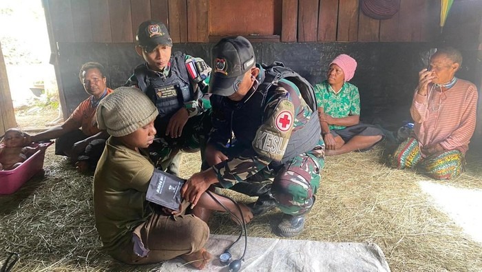 Prajurit Koops TNI Habema Serentak Berikan Pelayanan Kesehatan di Pelosok Papua