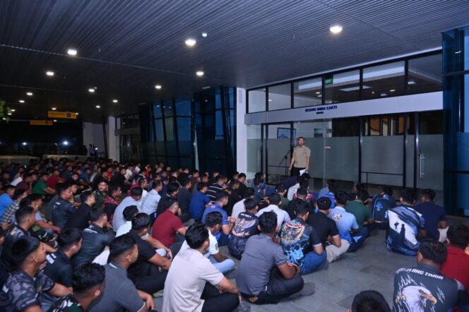 
Cegah Penyalahgunaan Narkoba dan LGBT, Lanud Sultan Hasanuddin Gelar Apel Malam dan Tes Urine Prajurit Bujangan