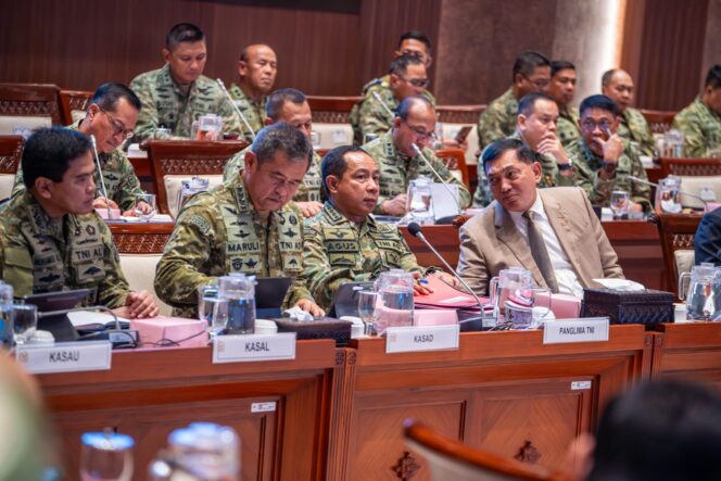 
Panglima TNI Hadiri Raker Bersama Komisi I DPR RI Bahas Dinamika Geopolitik dan Misi Perdamaian Dunia