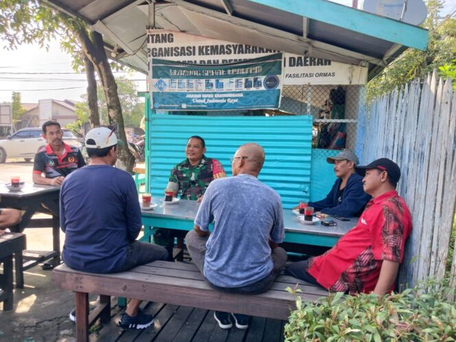 
Peduli Keamanan Di wilayah, Babinsa Melalui Komsos Ajak Warga Kompak Jaga Kamtibmas