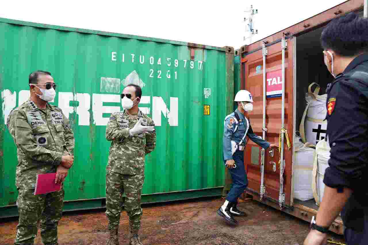 Kasum TNI Tinjau Pemeriksaan Kontainer Mineral Hasil Penindakan TNI AL di Batam Kasum TNI Tinjau Pemeriksaan Kontainer Mineral Hasil Penindakan TNI AL di Batam
