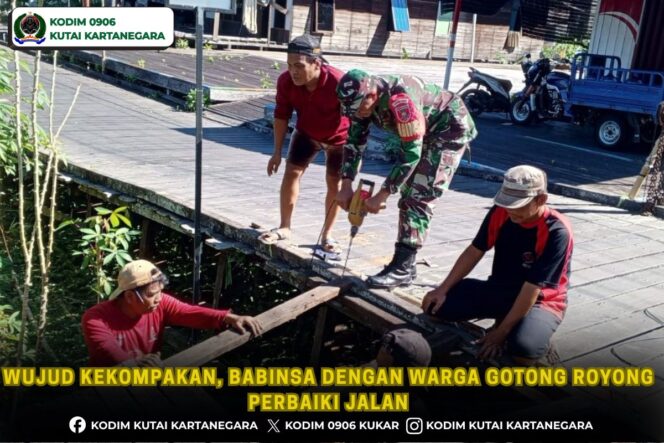 
Wujud Kekompakan, Babinsa dengan Warga Gotong Royong Perbaiki Jalan