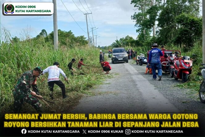 
Semangat Jumat Bersih, Babinsa Bersama Warga Gotong Royong Bersihkan Tanaman Liar di Sepanjang Jalan Desa