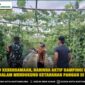 Wujud Kebersamaan, Babinsa Aktif Dampingi Petani Gambas Dalam Mendukung Ketahanan Pangan Di Wilayah Wujud Kebersamaan, Babinsa Aktif Dampingi Petani Gambas Dalam Mendukung Ketahanan Pangan Di Wilayah