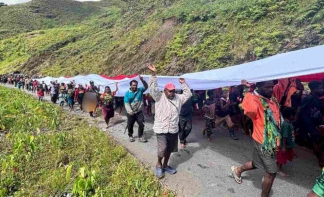 
Peringatan Hari Lahir Pancasila, 800 Warga Puncak Jaya Kirab Bendera 50 Meter