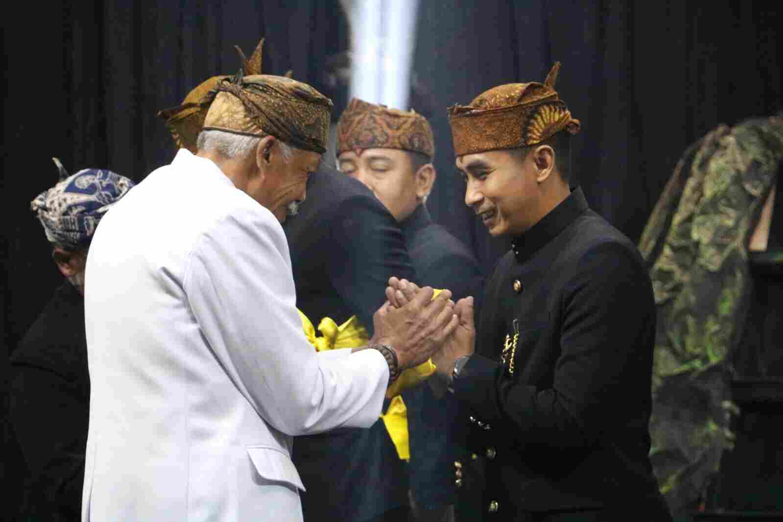 Dandim Probolinggo Dikukuhkan Sebagai Warga Kehormatan Suku Tengger Dandim Probolinggo Dikukuhkan Sebagai Warga Kehormatan Suku Tengger