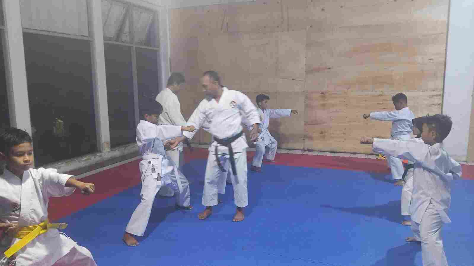 Melalui Karate, Babinsa Koramil 1002-06/Barabai Bentuk Generasi Disiplin dan Tangguh Melalui Karate, Babinsa Koramil 1002-06/Barabai Bentuk Generasi Disiplin dan Tangguh