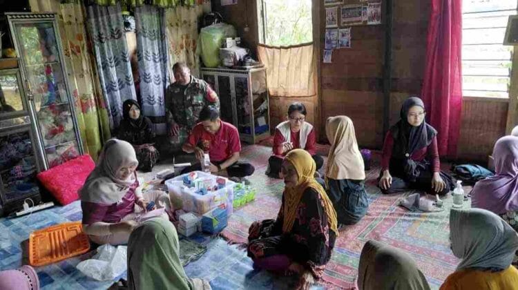 Tingkatkan Pelayanan kepada Masyarakat, Babinsa Kawal Kegiatan Kesehatan Keliling