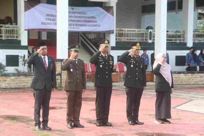 
Personel Kodim 1008/Tabalong Ikuti Upacara Peringatan Hari Lahir Pancasila, Hari Kebangkitan Nasional dan HUT ke-77 Proklamasi ALRI Divisi IV Pertahanan Kalimantan