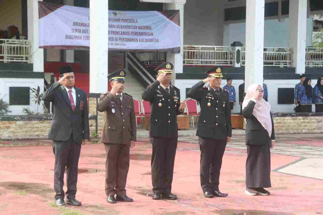 Personel Kodim 1008/Tabalong Ikuti Upacara Peringatan Hari Lahir Pancasila, Hari Kebangkitan Nasional dan HUT ke-77 Proklamasi ALRI Divisi IV Pertahanan Kalimantan Personel Kodim 1008/Tabalong Ikuti Upacara Peringatan Hari Lahir Pancasila, Hari Kebangkitan Nasional dan HUT ke-77 Proklamasi ALRI Divisi IV Pertahanan Kalimantan