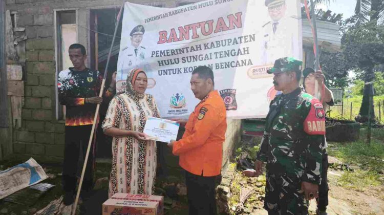 Babinsa Koramil 01/Batang Alai Selatan Dampingi Penyerahan Bantuan kepada Warga Terdampak Puting Beliung di Tiga Desa