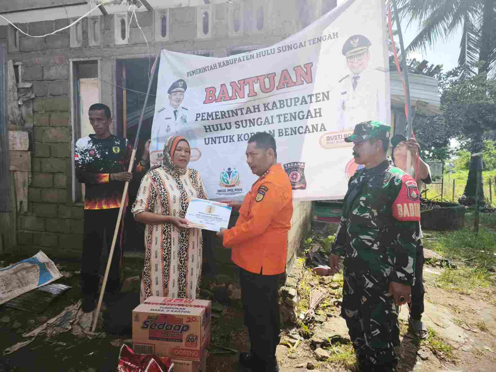 Babinsa Koramil 01/Batang Alai Selatan Dampingi Penyerahan Bantuan kepada Warga Terdampak Puting Beliung di Tiga Desa
