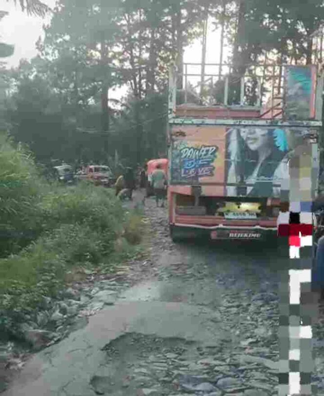 
Jalan Sumber Rusak Bertahun-Tahun, Warga Minta Perhatian Serius Pemkab