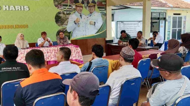 Koramil Leces Dukung Normalisasi Drainase Jalan Nasional Jorongan-Leces
