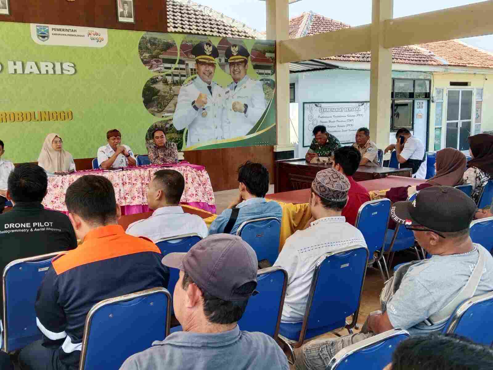 Koramil Leces Dukung Normalisasi Drainase Jalan Nasional Jorongan-Leces
