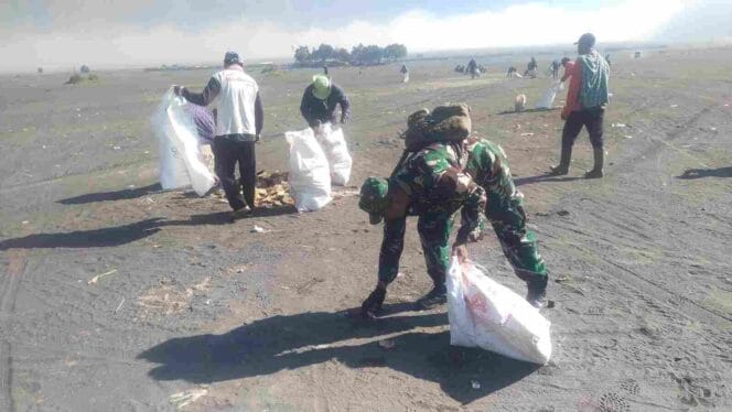 
Koramil 0820-08/Sukapura Ajak Wisatawan Tinggalkan Kenangan Indah, Bukan Sampah di Bromo