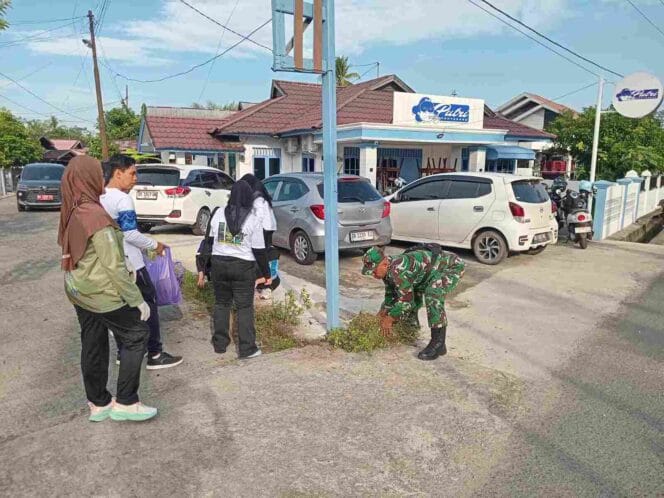 
Wakil Bupati HST dan Babinsa Pandawan Pimpin Gotong Royong, Desa Rasau Disiapkan Jadi Percontohan Bebas Sampah