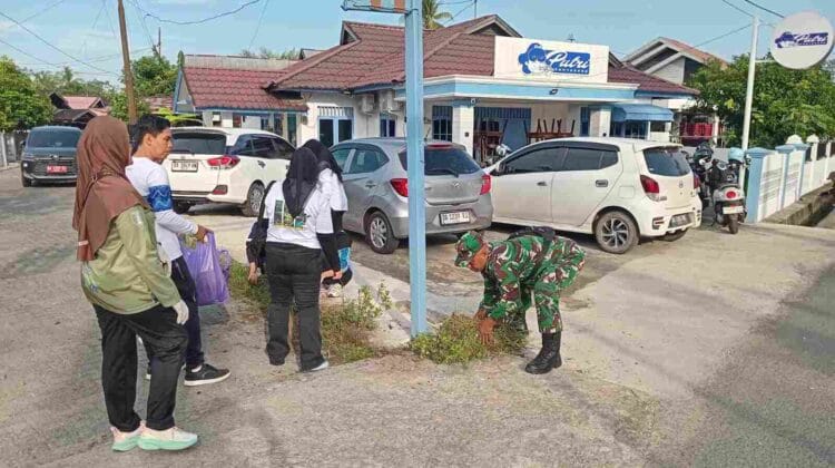 Wakil Bupati HST dan Babinsa Pandawan Pimpin Gotong Royong, Desa Rasau Disiapkan Jadi Percontohan Bebas Sampah
