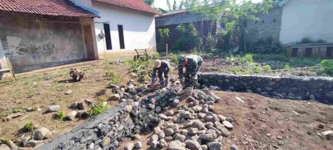 
Tak Sekadar Jaga Wilayah, TNI Hadir Bantu Pembangunan Rumah Warga di Wonomerto